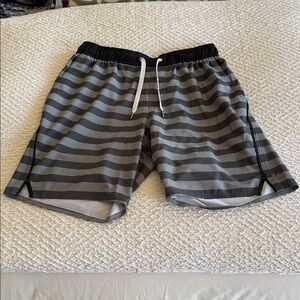 Vuori Men’s SMALL Trail Shorts 8” LINED